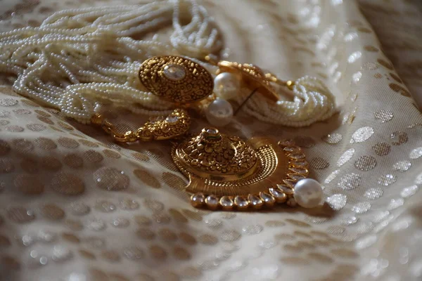 Foto Hermoso Collar Perlas Oro Estilo Indio Con Pendientes — Foto de Stock