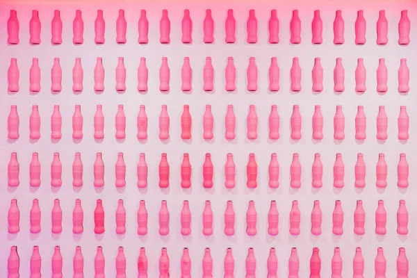 Moderne Rhythmus Flaschen Repetitiv Über Den Rosa Hintergrund — Stockfoto