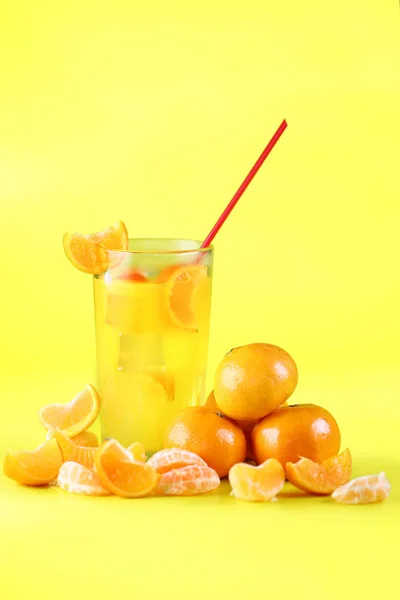 Φρέσκο Πορτοκάλι Φρέσκα Φρούτα Ποτό Κίτρινο Φόντο — Φωτογραφία Αρχείου