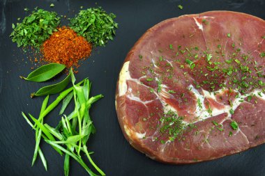 Ham tavla biftek kesilmiş