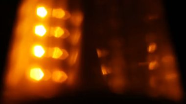 Aşırı yakın çekim Yumuşak odaklı iplik sarı flaşör, uyarı tehlike işareti