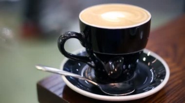 Kapuçino kalp şekli latte sanat ile kahve. Birisi bir kafede bekliyorum.