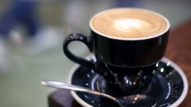 Kapuçino kalp şekli latte sanat ile kahve. Birisi bir kafede bekliyorum.