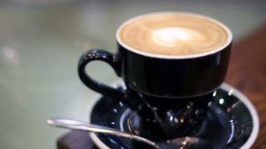 Kapuçino kalp şekli latte sanat ile kahve. Birisi bir kafede bekliyorum.