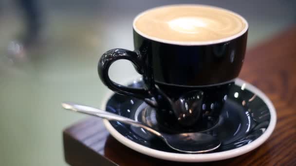 卡布奇诺咖啡与心脏形状拿铁艺术 在咖啡馆里等某人 — 图库视频影像