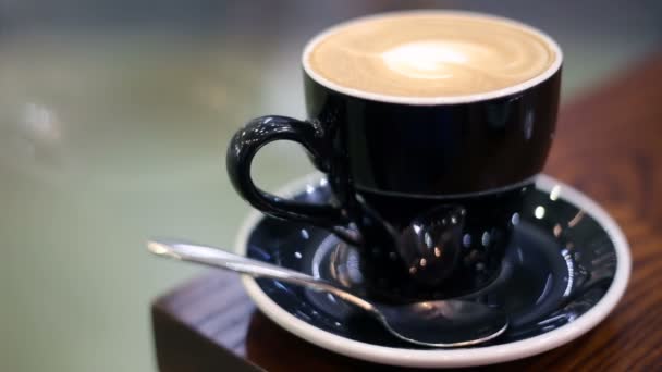 Cappuccino Kaffee Mit Herzförmiger Latte Art Wartet Jemand Einem Café — Stockvideo