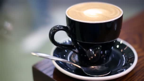 Cappuccino Kaffee Mit Herzförmiger Latte Art Wartet Jemand Einem Café — Stockvideo