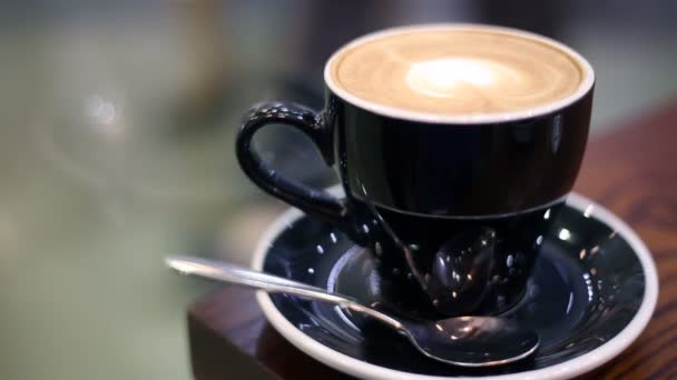 Kapuçino Kalp Şekli Latte Sanat Ile Kahve Birisi Bir Kafede — Stok video