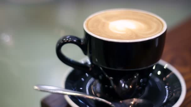 Cappuccino Koffie Met Hart Vorm Latte Art Iemand Een Koffieshop — Stockvideo