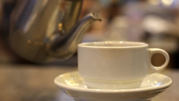 Serveuse Versant Thé Chaud Fumant Une Théière Dans Une Tasse — Video