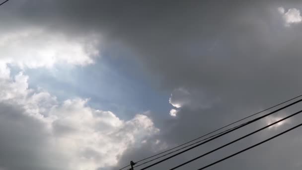 灰色の曇り雨や嵐の前に青い空の雲 電気送電線に空を通過します 自然と技術の間のコントラストします — ストック動画