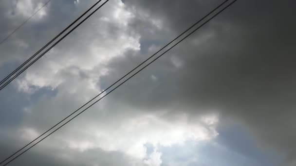 Gray Bewolkte Wolken Blauwe Hemel Voordat Regen Storm Elektrische Hoogspanningslijnen — Stockvideo