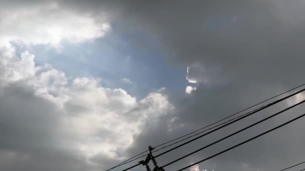 Γκρίζα Συννεφιά Σύννεφα Στον Καταγάλανο Ουρανό Πριν Από Βροχή Καταιγίδα — Αρχείο Βίντεο