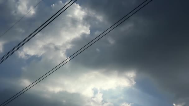 Gray Bewolkte Wolken Blauwe Hemel Voordat Regen Storm Elektrische Hoogspanningslijnen — Stockvideo