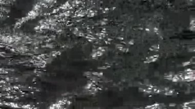 Yumuşak odaklı güneş parlamayı dalgalı nehir yüzeyinde pırıl pırıl güneşli bir günde güzel doku ve dinamik desenler oluşturma. Parlak ve su yüzeyi parıldayan.