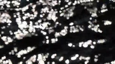 Soyut resimler doğada. Bulanık bokeh güneş parlamayı dalgalı su yüzeyinde parlak.