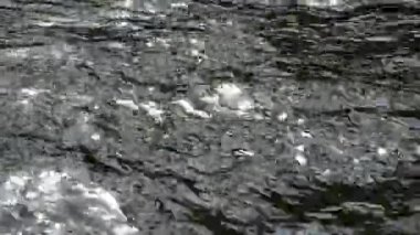 Soyut resimler doğada. Parlak ve dalgalı su yüzeyine parıldayan güzel güneş parlamak.