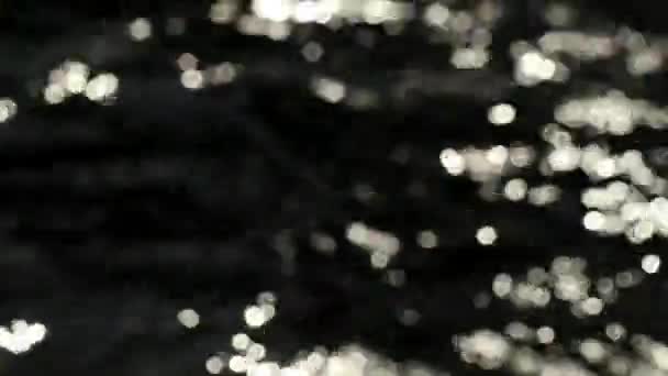 Абстрактное Размытое Боке Солнце Блестит Волнистой Поверхности Воды Создавая Красивые — стоковое видео