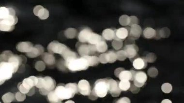 Aşırı su yüzeyi, güzel oluşturma ve dinamik desenler üzerinde parlak soyut ve bulanık bokeh güneş parlamayı close-up