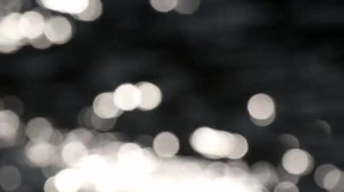 Aşırı su yüzeyi, güzel oluşturma ve dinamik desenler üzerinde parlak soyut ve bulanık bokeh güneş parlamayı close-up