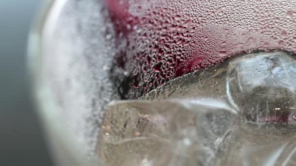 ドリンク詳細の抽象的な美しさ アイス梅ジュース ソーダの極端なクローズ アップをグラスで飲みます ガラス表面の水滴が美しいテクスチャー パターンを作成します — ストック動画