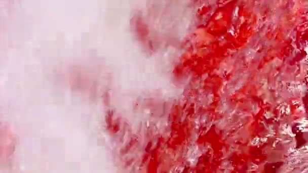 赤のプールの水と高圧水ブラスト — ストック動画