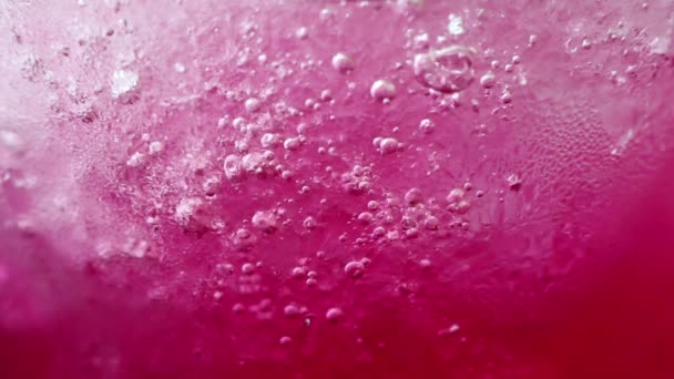 Abstrakte Schönheit Detail Extreme Nahaufnahme Eines Eisgekühlten Roten Limonadengetränks Glas — Stockvideo