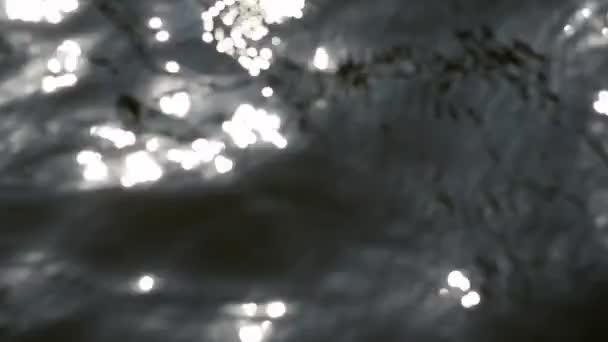 Абстрактное Размытое Боке Солнце Блестит Волнистой Поверхности Воды Создавая Красивые — стоковое видео