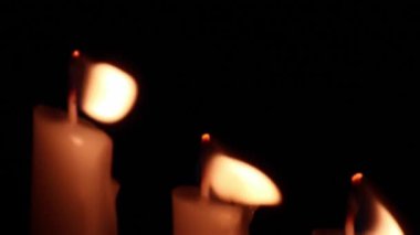 Yumuşak odaklı yanan mumlar ve geceleri rüzgarda sallanan alevler.