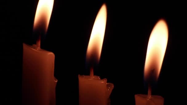 Weich Fokussierte Brennende Kerzen Und Flammen Die Der Nacht Wind — Stockvideo