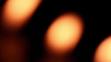 Bulanık yanan mum alevlerinin yakını yanıp sönüyor ve geceleri rüzgarda sallanıyor.