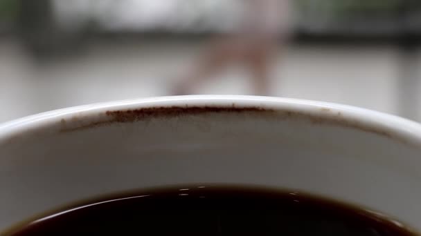 Šálek Chlazené Černé Kávy Průběhu Času Kávovou Skvrnou Čekání Někoho — Stock video