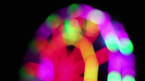 Renkli Floresan Lamba Aydınlatma Dekorasyonuyla Odaksız Dönme Dolap Gece Eğlence — Stok video