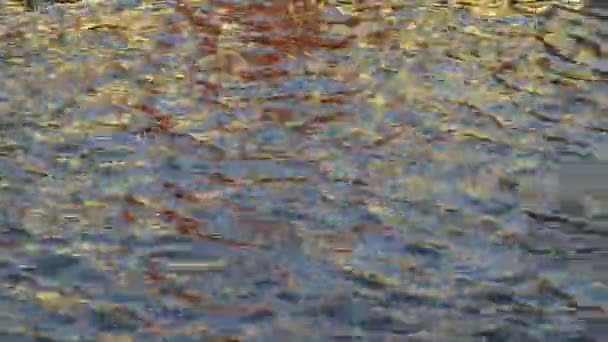 Reflexão Luz Solar Dourada Uma Casa Superfície Água Rio Criando — Vídeo de Stock