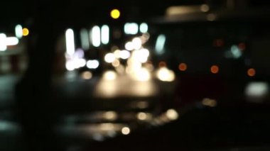 Bangkok, Tayland 'da gece trafiği. Arka plandaki yanıp sönen ışık yol inşaatının devam ettiği konusunda uyarıyor.