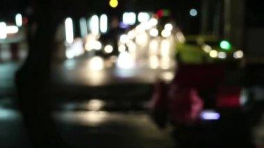 Bangkok, Tayland 'da gece trafiği. Arka plandaki yanıp sönen ışık yol inşaatının devam ettiği konusunda uyarıyor.