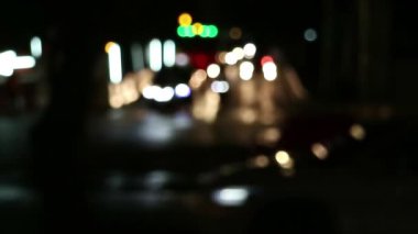 Bangkok, Tayland 'da gece trafiği. Arka plandaki yanıp sönen ışık yol inşaatının devam ettiği konusunda uyarıyor.