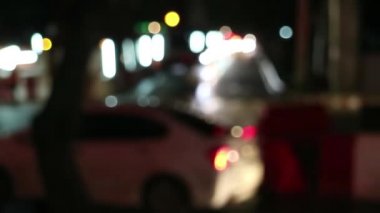 Bangkok, Tayland 'da gece trafiği. Arka plandaki yanıp sönen ışık yol inşaatının devam ettiği konusunda uyarıyor.