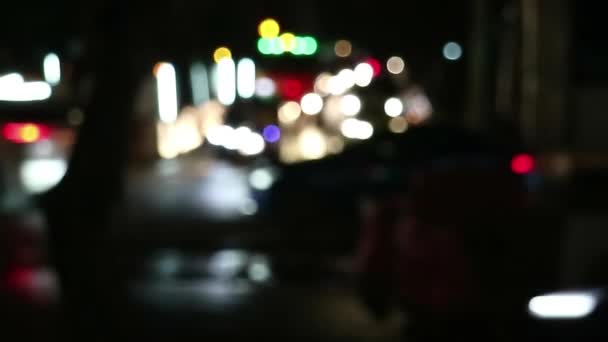 タイのバンコクの夜の通りの交通ビューを非公開 背景の点滅光は道路建設が進行中であることを警告します — ストック動画