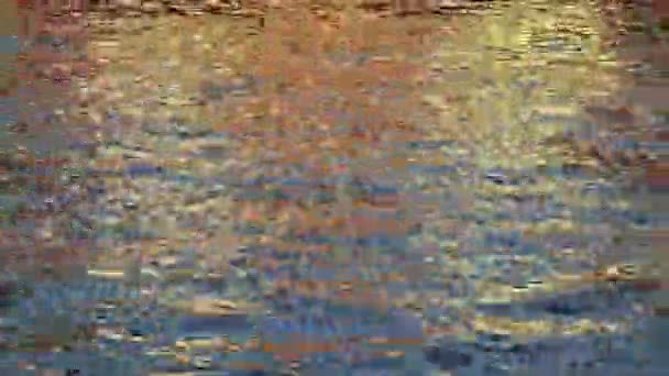 Χρυσή Αντανάκλαση Του Ήλιου Στην Επιφάνεια Του Γαλάζιου Ποταμού Δημιουργώντας — Αρχείο Βίντεο
