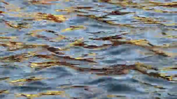 Vista Perto Reflexão Luz Solar Superfície Rio Água Azul Criando — Vídeo de Stock