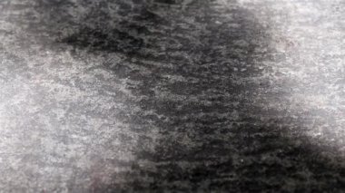 Çok güzel hareket eden soyut güneş ışığı ve beton zemin üzerinde ağaç yapraklarının gölgesi..