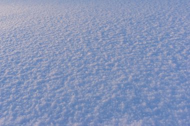 düz yerde yatan saf mavi kar