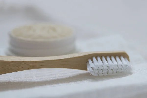 Cepillo Dientes Bambú Encuentra Toalla Blanca Fondo Madera Clara Bajo Imágenes de stock libres de derechos