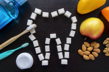 oral kavite - bir şişe gargara, diş plastik ve bambu ekoloji fırça ve diş ipi ve siyah bir zemin üzerine diş korumak için doğru gıdalar yeme bakımı için ayarla