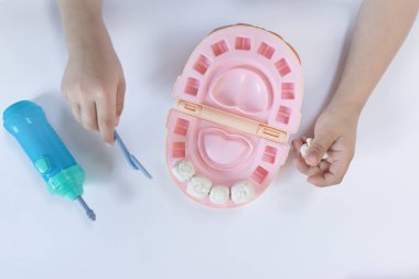 Küçük çocuk çok renkli plastikle oynuyor. Oyuncaklarla oynayan çocuk Diş Aletleri. Yüz ifadesi. Çocuk yaratıcılığı.