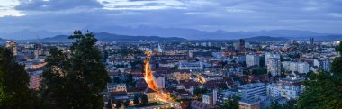 Ljubljana, Slovenya - 20 Mayıs 2018: Akşam Ljubljana Eski kasaba ve şehir merkezi Ljubljana Kalesi, Slovenya üzerinden panoramik görünüm. Alpler ve Ljubljana Panoraması. 