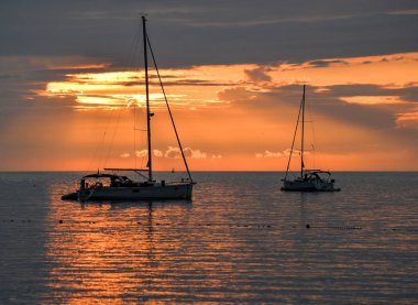 Rovinj, Hırvatistan - 21 Mayıs 2018: Akşam görünümü Yatlar, balıkçı tekneleri ve Adriyatik günbatımı deniz, Rovinj, Hırvatistan