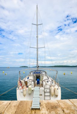 Yat, deniz ve mavi gökyüzü bulutlu. Deniz manzarası. Yaz tatil kavramı.