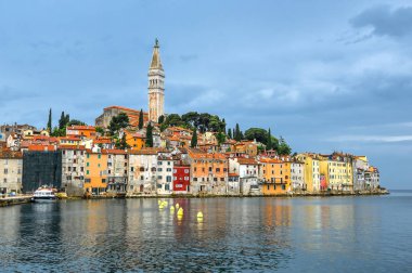 Rovinj, Hırvatistan - 22 Mayıs 2018: Kıyı kasaba, Rovinj, Istria, Hırvatistan. Rovinj - güzel antik kent, yatlar ve Adriyatik Denizi.